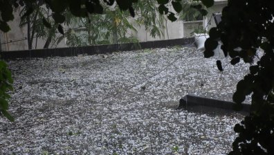 Градушка с големината на лешник се изсипа над Смолян и Пампорово (ВИДЕО)