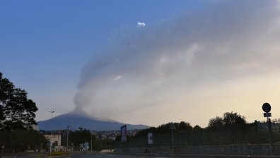 Летището в Катания отново заработи след изригването на вулкана Етна