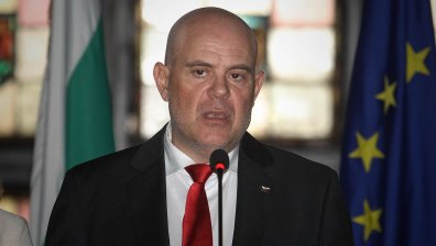 Обнародваха указа на Радев за освобождаването на Гешев