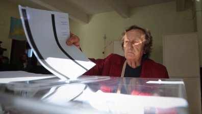 Машините - запечатани, избирателната активност - ниска. Хартията ли отказа хората да гласуват?