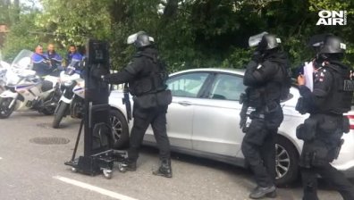 Въоръжен тийнейджър държи заложници в заведение във Франция