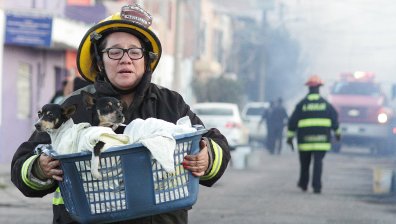Огромен пожар в Мексико: Цистерна с гориво се блъсна в надлез край жп линия