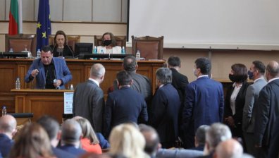 Обиди и нападки: Как протече прощалното заседание на 45-ото НС?