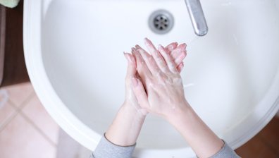 Може ли оставянето на ръцете мокри да е опасно за здравето ни?