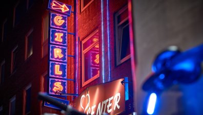 "Политико": Британски депутати се отдавали на платена любов и алкохол на служебни пътувания