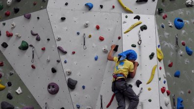 КЗП затвори увеселителния център, в който дете падна от стена за катерене