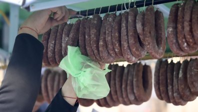Столичен ресторант превърнал в хранителен склад апартамент с куче?