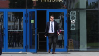 Асен Василев се яви на разпит в прокуратура