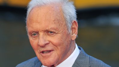 Антъни Хопкинс се ваксинира срещу Ковид-19 (ВИДЕО)