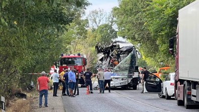 Задържани са шофьорите на автобуса, разследват се всички версии за катастрофата до Русе