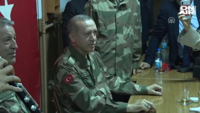 С военна униформа и песен на уста: Ердоган празнува победата в Африн
