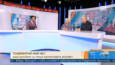 Билбордите с хомосексуални: Провокация без адресат и то преди Коледа?