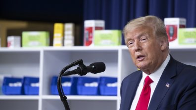 Тръмп: Изкупихме 90% от световните запаси на "Ремдесивир"