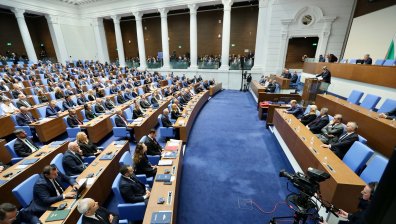 Депутатите единодушно замразиха заплатите си