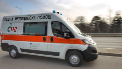 80-годишен шофьор е с опасност за живота след тежка катастрофа, още трима са ранени