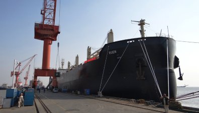 Отвлеченият от пирати кораб "Руен" акостира във Варна