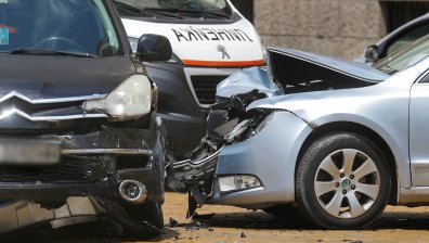 Един човек загина, а други 30 бяха ранени във войната по пътищата