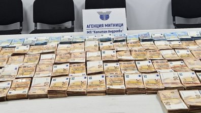 Хванаха голямо количество недекларирана валута на "Капитан Андреево"