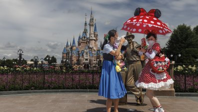 Посетителите на "Дисниленд" в Шанхай в капан - блокирани заради Ковид-19