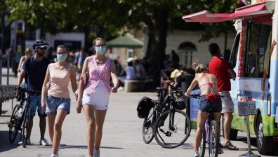 Полицията в Лондон разпръсна парти в парка, стигна се до сблъсъци