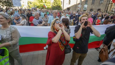 Дистанциране - правилният ход на властта след протеста в София