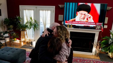 "Да направим Иран отново велик": Прегръдки и радост по света след смъртта на Али Хаменей (СНИМКИ)
