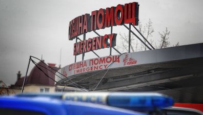 17-годишно момиче е с опасност за живота, след като бе блъснато от автобус