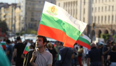 Нова форма на протест: Хвърлят стари обувки пред Министерския съвет