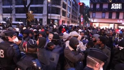 Френските власти евакуират импровизиран мигрантски лагер в Париж