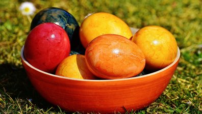 Как да боядисваме великденски яйца с лучени люспи и боя