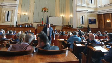 Депутатите решиха: До месец сменят членовете на КЗК