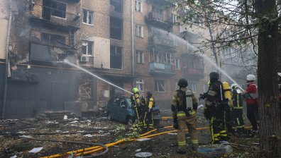 Руски дронове поразиха жилищни сгради в Киев, има десетки жертви