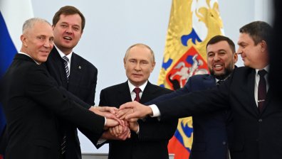 Хванаха се за ръце, подписаха на отделни маси. Путин: Не всички са готови да козируват на САЩ