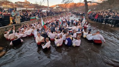 Традициите са живи: Мъже сбъдват мечтите си, хванати на хорото в Калофер