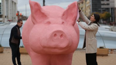 От "Продължаваме промяната" поставиха прасе касичка пред Народното събрание (СНИМКИ)