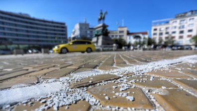 Вчера пуснаха движението по жълтите павета, днес маркировката вече се руши