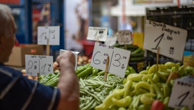 "Да не се объркват клиентите": По пазарите още има цени само в лева