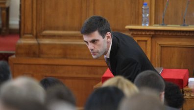Опозицията начело с ИТН отстрани Никола Минчев от председателския пост в НС