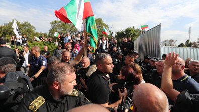 Протестът на "Възраждане" проби оградите на Паметника на съветската армия