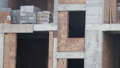 Роми се настанили в зарязан строителен обект в София, общината бездейства