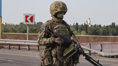 Украйна обстрелва ключов мост, за да спре снабдяването на руските войски
