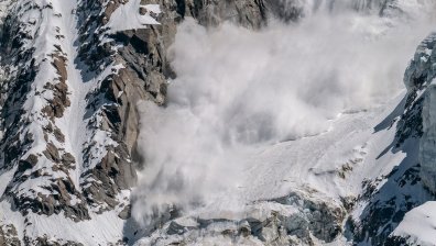 Лавини пометоха и убиха петима скиори в Алпите