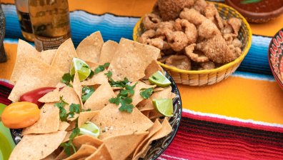 Лекар: Не смесвайте алкохол с кисели краставички и чипс