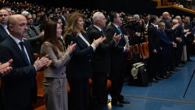 Йотова към младите лекари: Обществото ви дължи уважение и подкрепа
