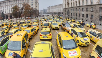Таксита и превозвачи на протест: Ще возят само лекари и учители