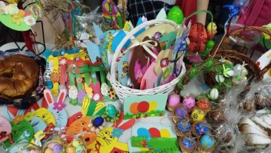 Ученици представиха ръчно изработени изделия на базар в МОН