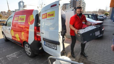 Клиенти и служители на HIT Max и Shop.gladen.bg дариха близо 40 торби с хранителни и други стоки за пострадалите от войната в Украйна