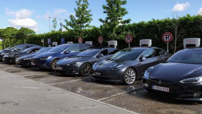 Рекордна по продажби година за Tesla, но далеч от прогнозата на Мъск