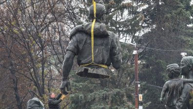 Представители на "Възраждане" опитаха да нахлуят в областната управа