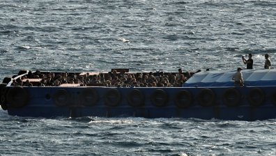 Кораб на бреговата охрана на Гърция се блъсна в скала и потъна край Лесбос